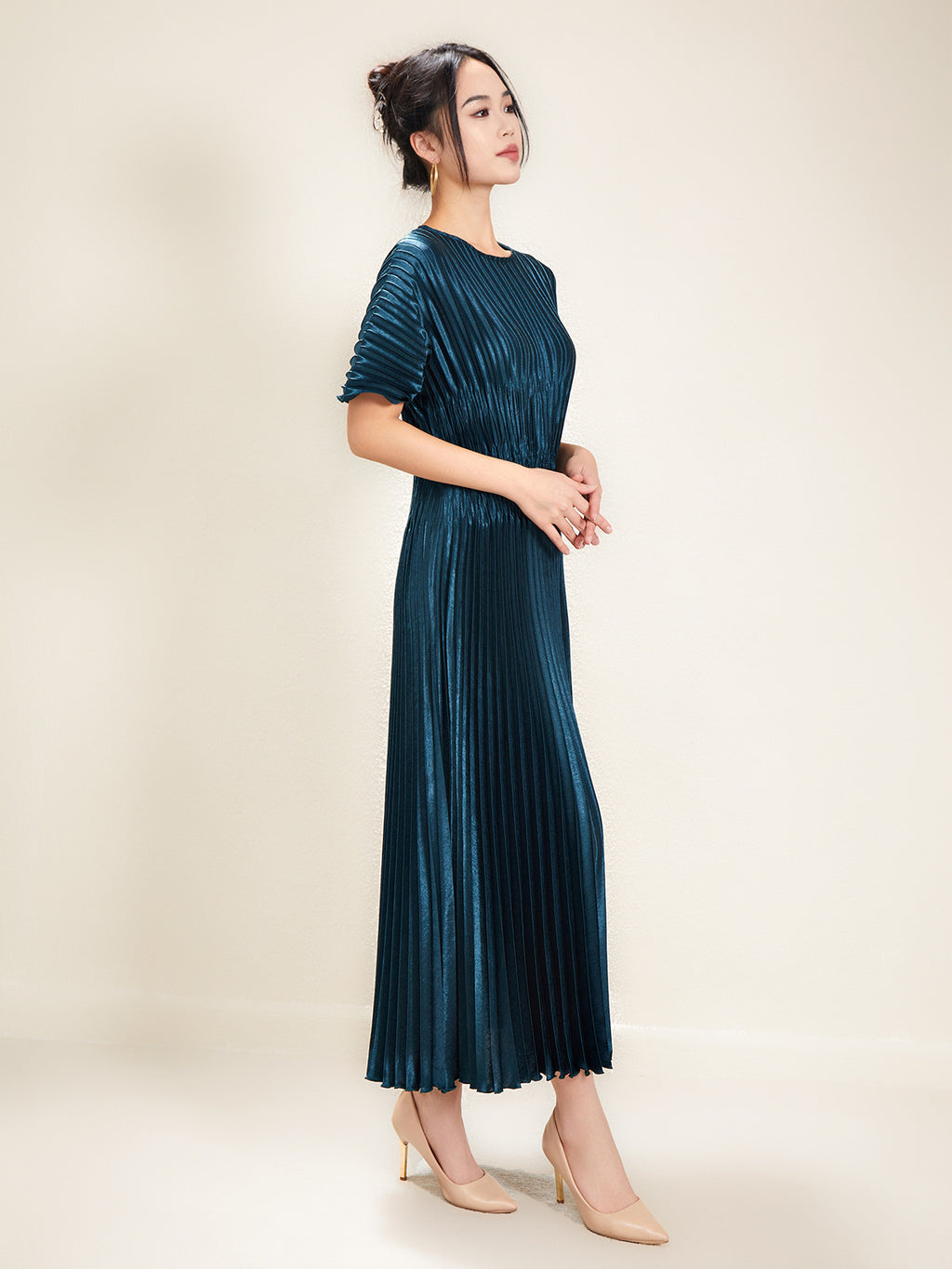 2025 French-Style Gentle and Elegant Pleated Dress for Women, Designed with a Waist-Cinching Effect to Make You Look Slimmer, Short-Sleeve Dress
