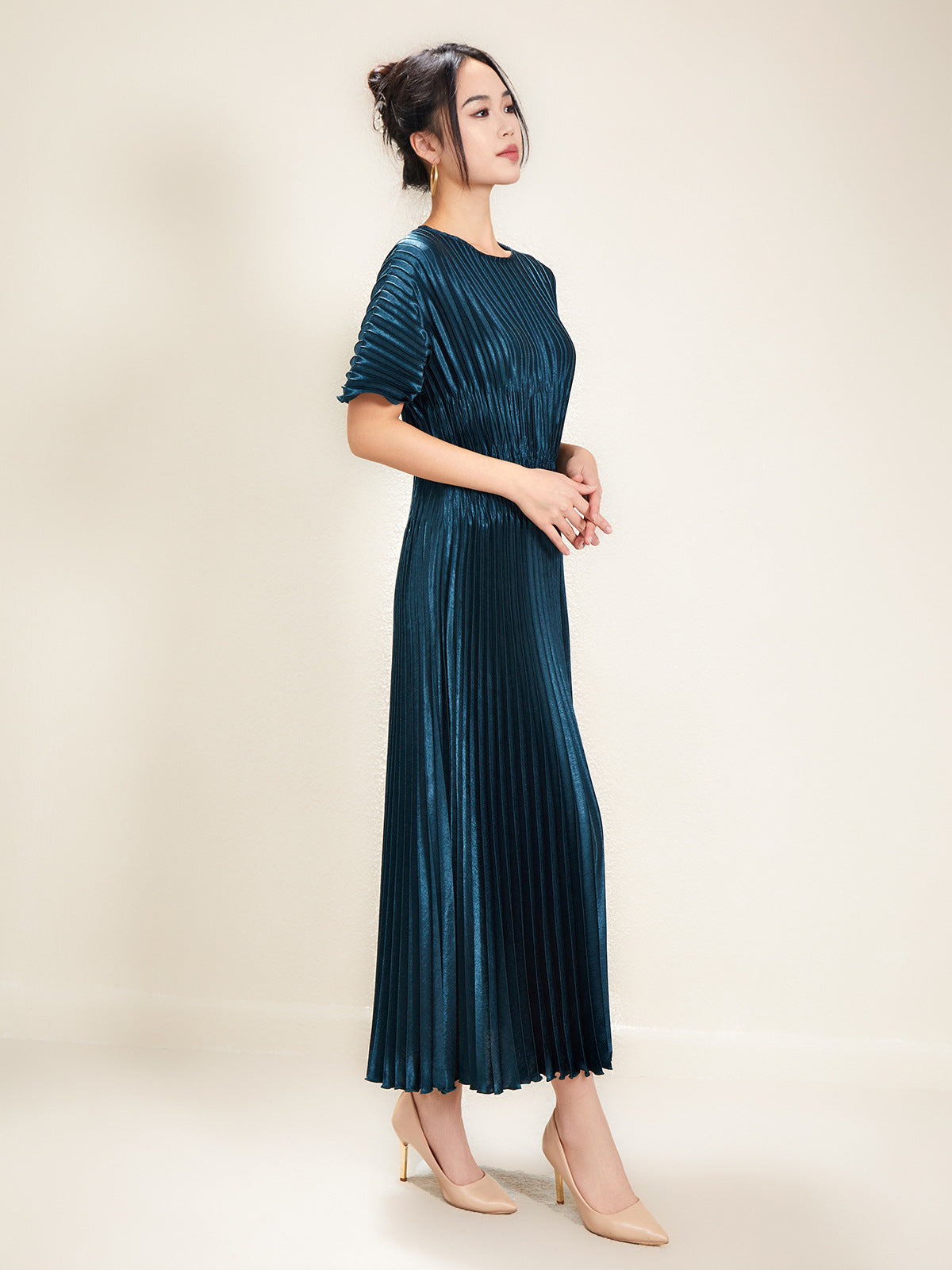 2025 French-Style Gentle and Elegant Pleated Dress for Women, Designed with a Waist-Cinching Effect to Make You Look Slimmer, Short-Sleeve Dress