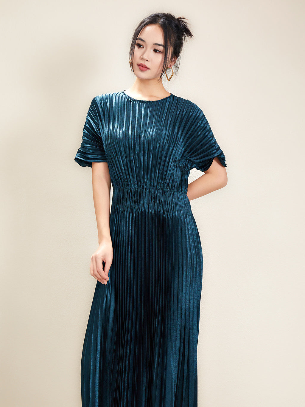 2025 French-Style Gentle and Elegant Pleated Dress for Women, Designed with a Waist-Cinching Effect to Make You Look Slimmer, Short-Sleeve Dress