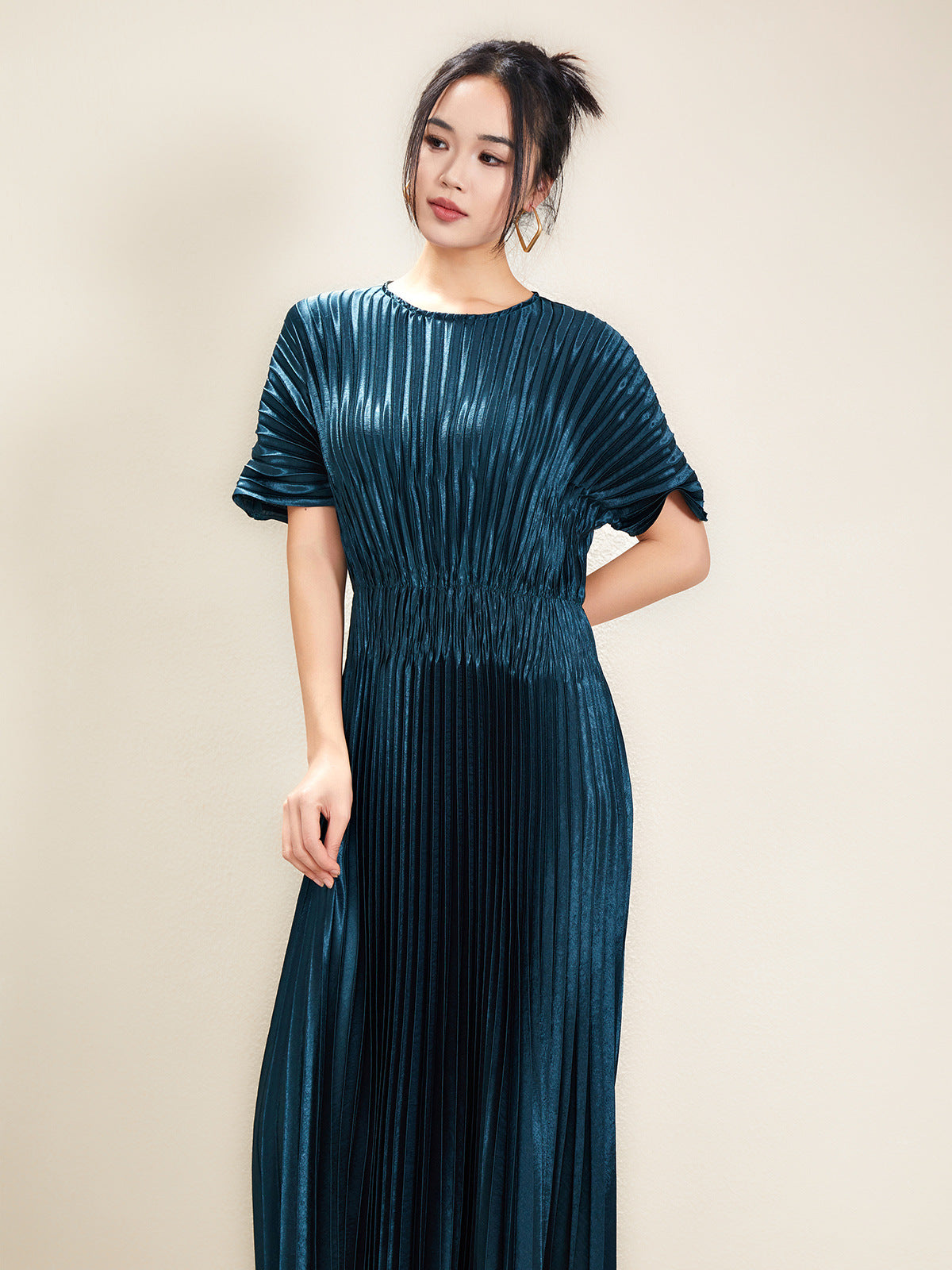 2025 French-Style Gentle and Elegant Pleated Dress for Women, Designed with a Waist-Cinching Effect to Make You Look Slimmer, Short-Sleeve Dress